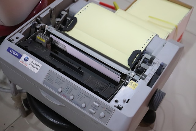Printer Terbuka Yang Terpasang Kertas